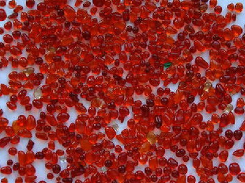 glaskiesel-gerundet-rubinrot-1-5-3mm-22-5-kg-zzt-nicht-lieferbar