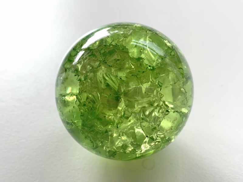Kristallglaskugel-40 mm gruen -Splittereffekt oberflaecheneingefaerbt